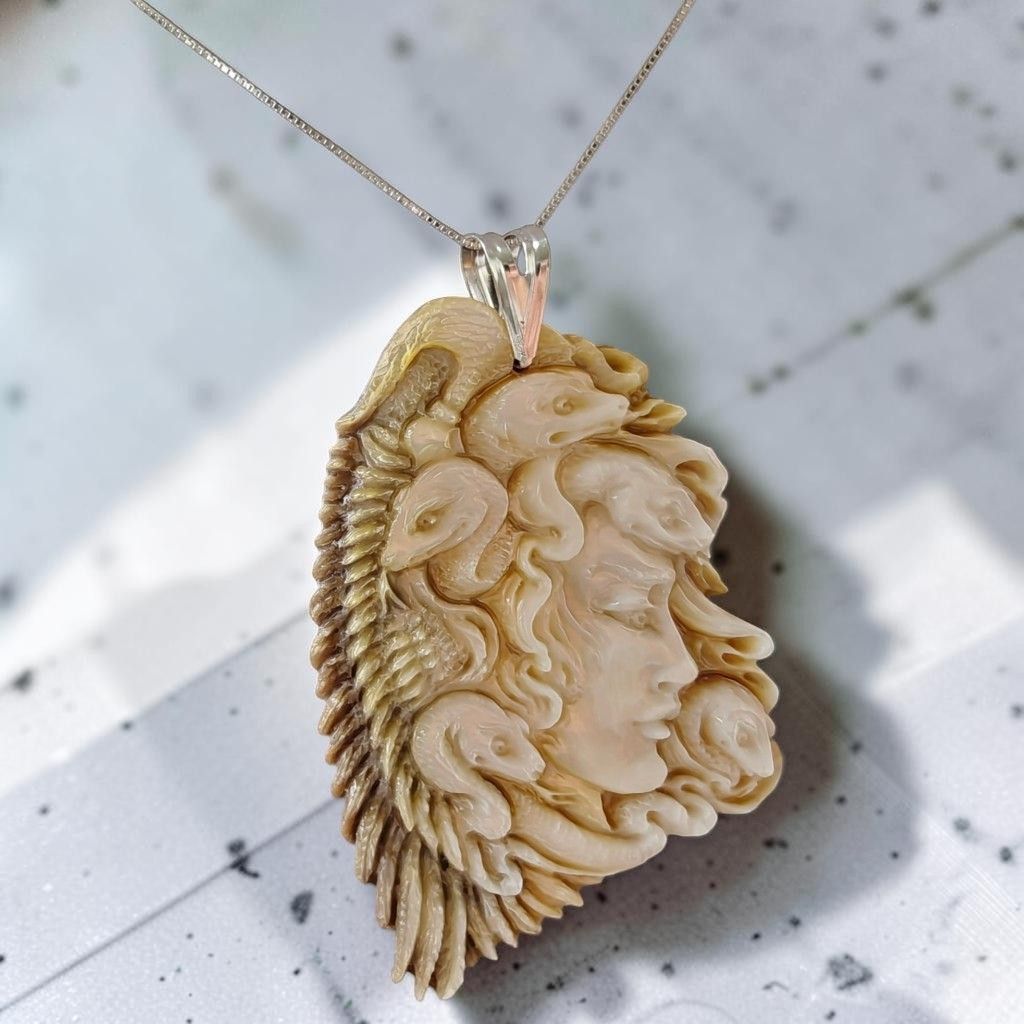 Bassorilievo in Madreperla Raffigurante il Volto di Medusa – Inciso e Intagliato a Mano con gancio in argento 925