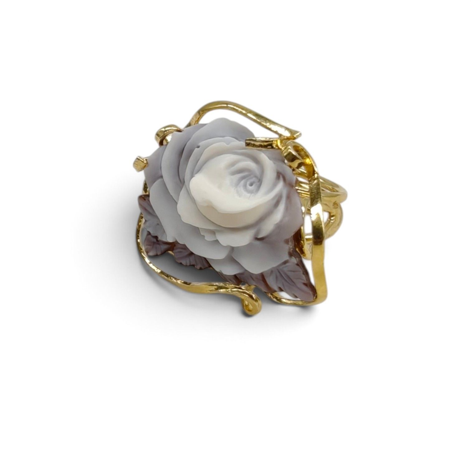 Anello con Cameo in Conchiglia Sardonica – Montato su Struttura in Argento 925 Placcata in Oro – Inciso e Intagliato a Mano