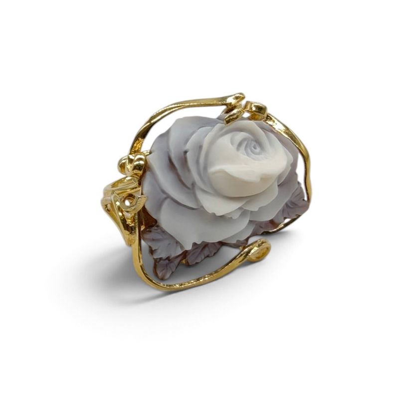 Anello con Cameo in Conchiglia Sardonica – Montato su Struttura in Argento 925 Placcata in Oro – Inciso e Intagliato a Mano Anello con Cameo in Conchiglia Sardonica – Montato su Struttura in Argento 925 Placcata in Oro – Inciso e Intagliato a Mano