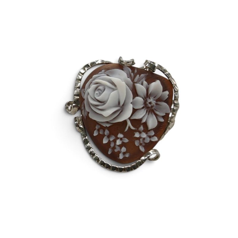 Anello con Cameo Floreale in Conchiglia Sardonica – Montato in Argento 925 – Inciso e Intagliato a Mano Anello con Cameo Floreale in Conchiglia Sardonica – Montato in Argento 925 – Inciso e Intagliato a Mano