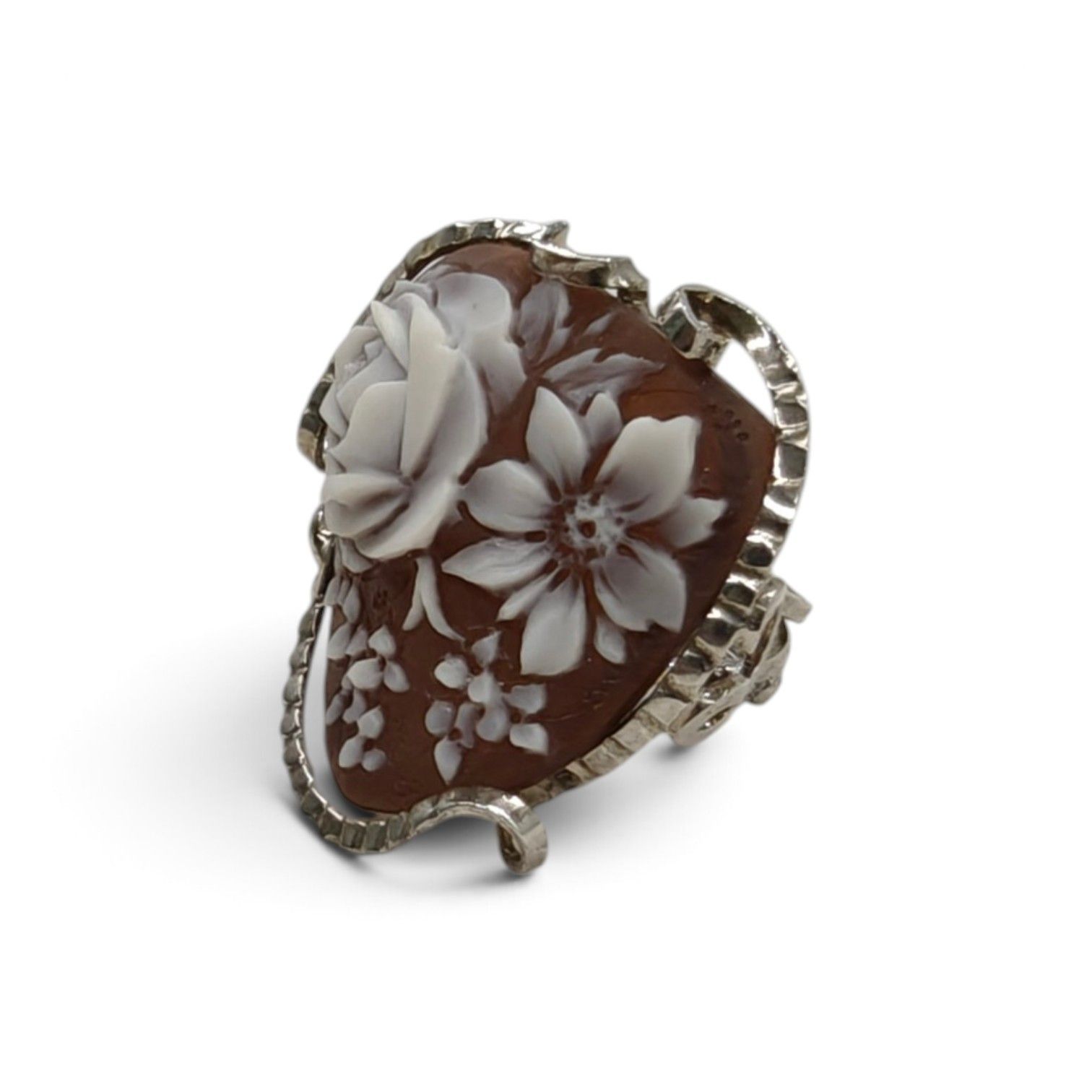 Anello con Cameo Floreale in Conchiglia Sardonica – Montato in Argento 925 – Inciso e Intagliato a Mano