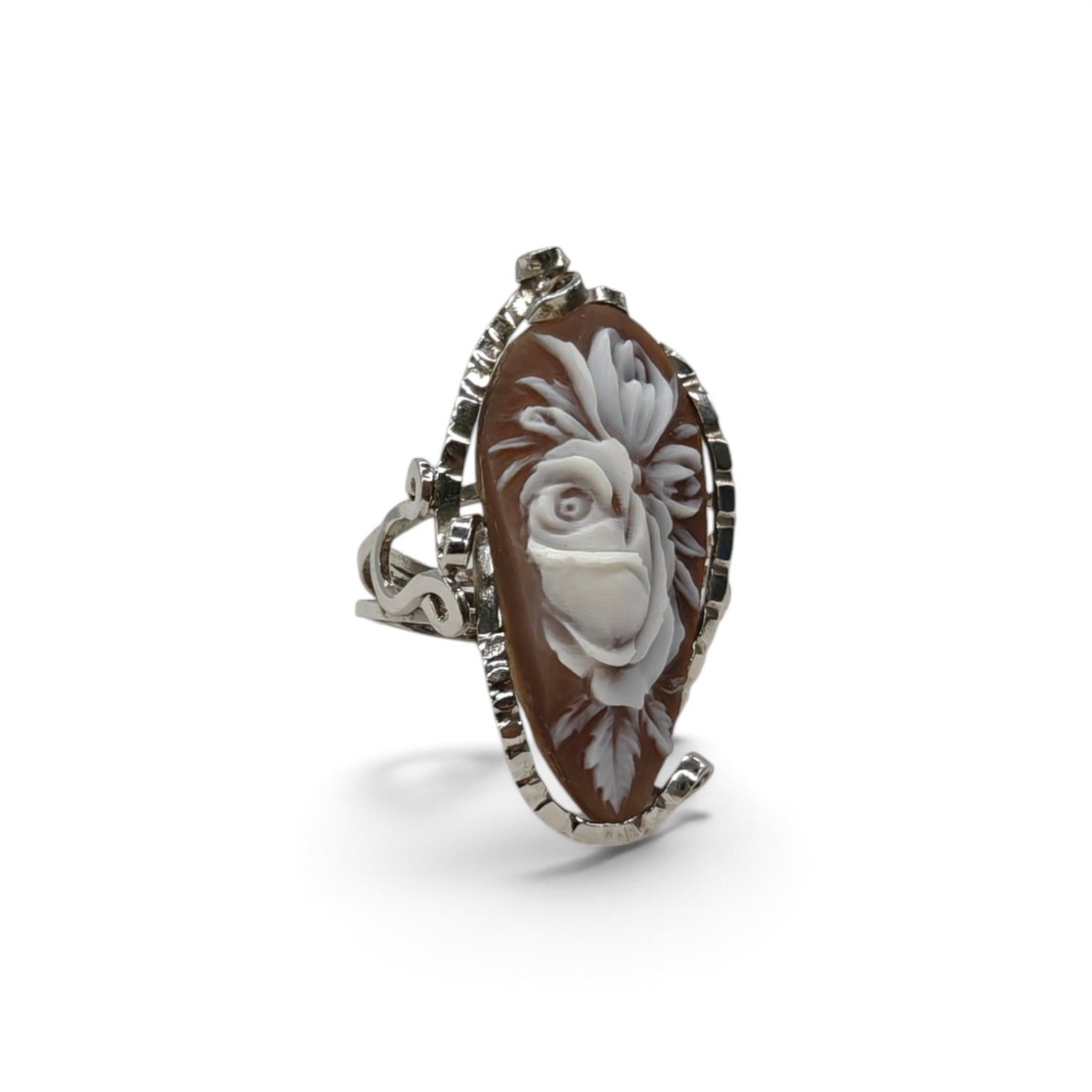 Anello con Cameo Floreale a Goccia in Conchiglia Sardonica – Montato in Argento 925 – Inciso e Intagliato a Mano