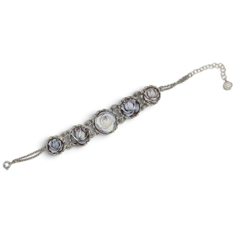 Bracciale con Camei Floreali in Conchiglia Sardonica – Struttura in Argento 925 Bracciale con Camei Floreali in Conchiglia Sardonica – Struttura in Argento 925