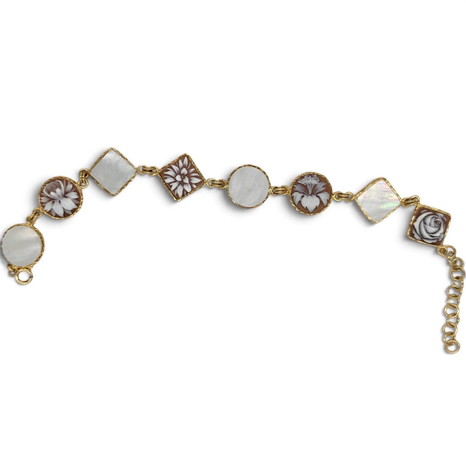 Bracciale con Camei in Conchiglia Sardonica e Madreperla – Struttura in Argento 925 Placcata in Oro