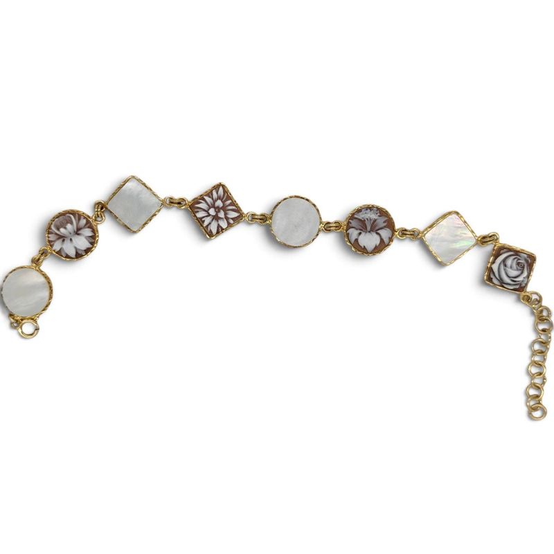 Bracciale con Camei in Conchiglia Sardonica e Madreperla – Struttura in Argento 925 Placcata in Oro Bracciale con Camei in Conchiglia Sardonica e Madreperla – Struttura in Argento 925 Placcata in Oro