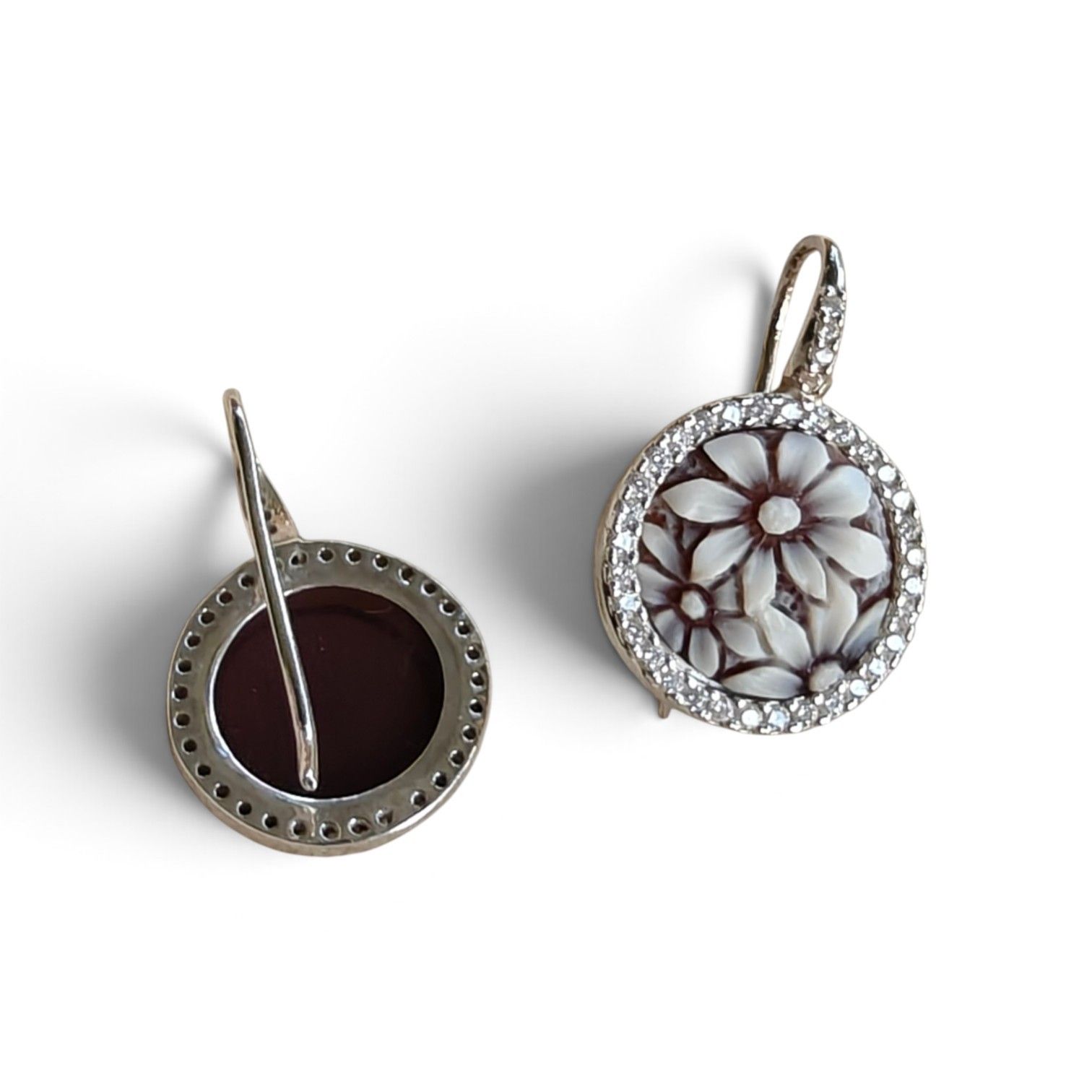 Orecchini con Cameo Floreale in Conchiglia Sardonica e Cornice di Brillantini – Montato in Argento 925