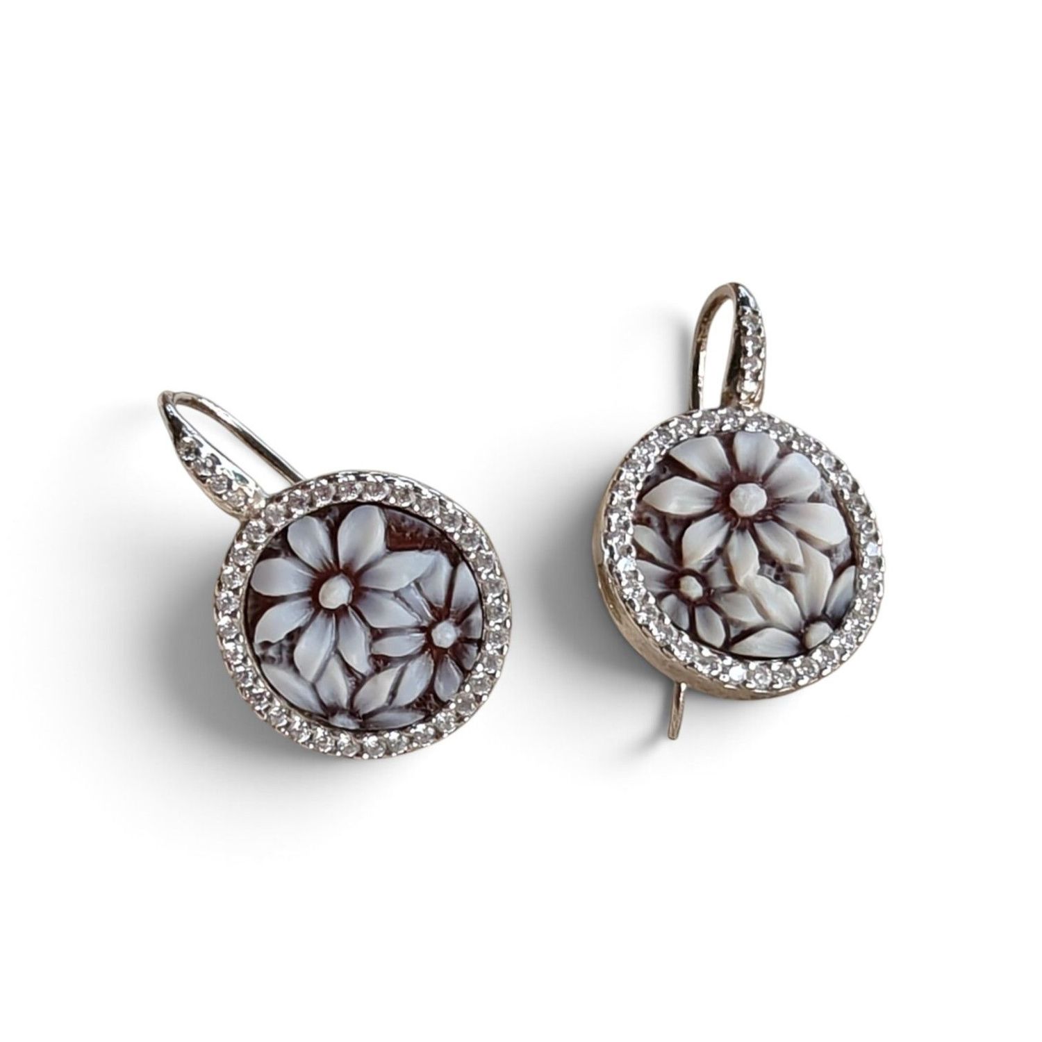 Orecchini con Cameo Floreale in Conchiglia Sardonica e Cornice di Brillantini – Montato in Argento 925