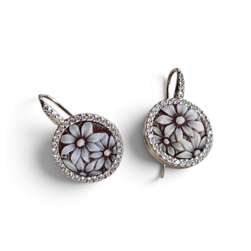 Orecchini con Cameo Floreale in Conchiglia Sardonica e Cornice di Brillantini – Montato in Argento 925 Orecchini con Cameo Floreale in Conchiglia Sardonica e Cornice di Brillantini – Montato in Argento 925