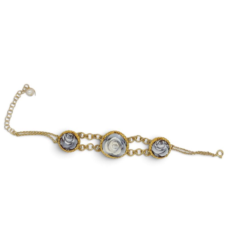 Bracciale alla schiava con Camei Floreali in Conchiglia Sardonica – Struttura in argento rodiato 925 Placcato in Oro Bracciale alla schiava con Camei Floreali in Conchiglia Sardonica – Struttura in argento rodiato 925 Placcato in Oro