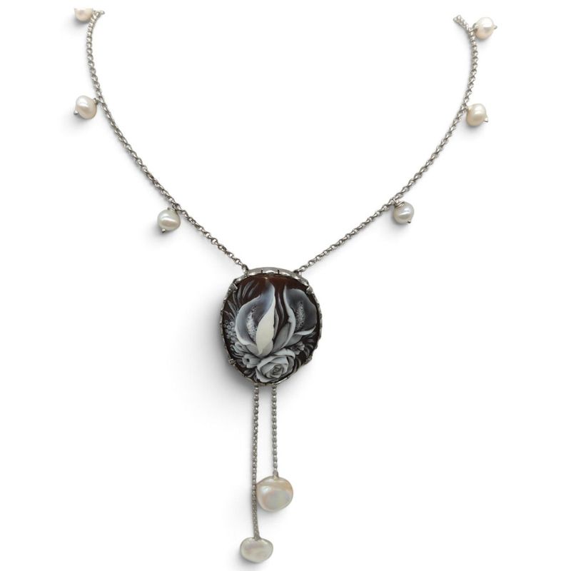 Collana in Argento 925 con Cameo Sardonico, Perle di Fiume e Scaramazza Collana in Argento 925 con Cameo Sardonico, Perle di Fiume e Scaramazza