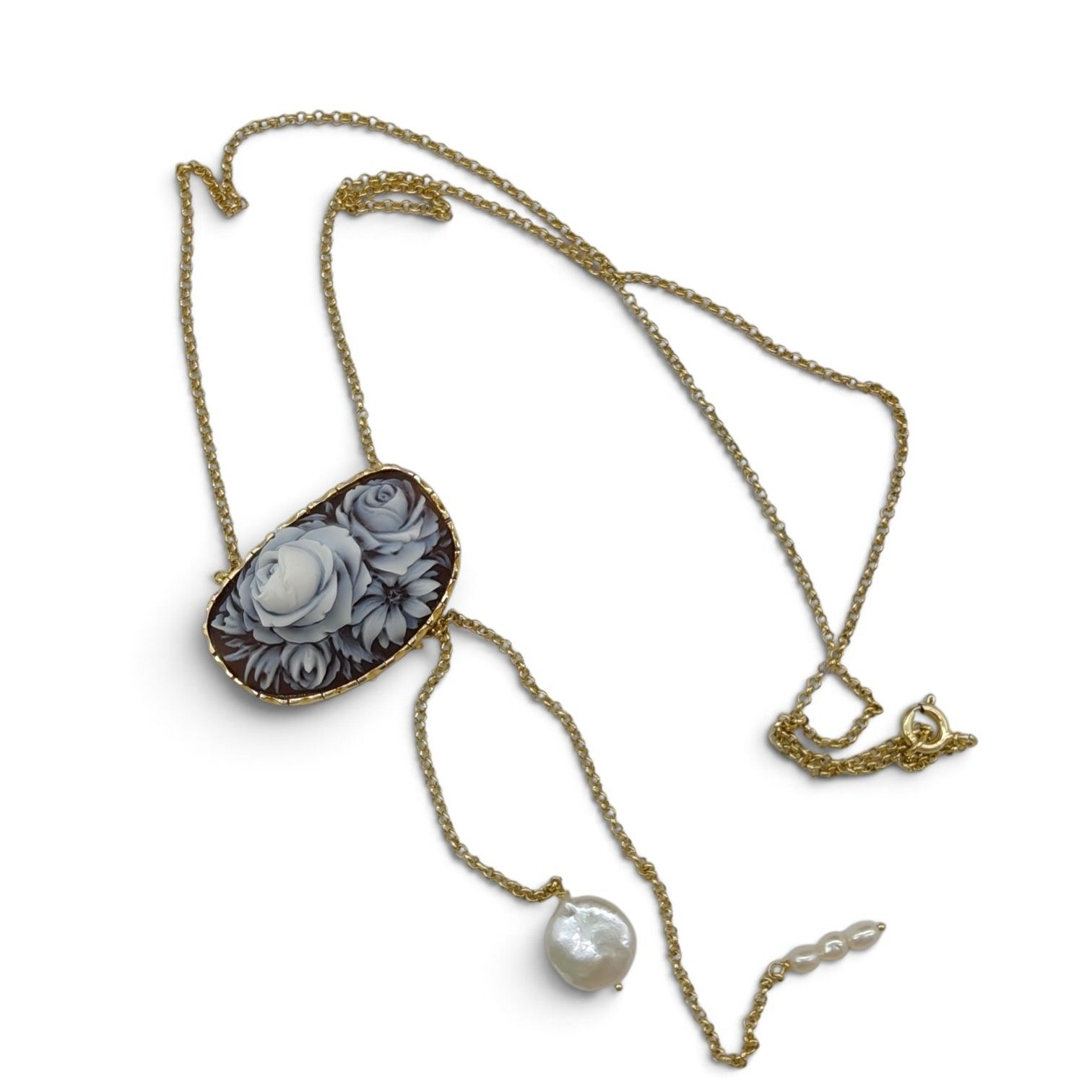 Collana in argento 925 placcata in oro con cameo sardonico e perle di fiume e scaramazze