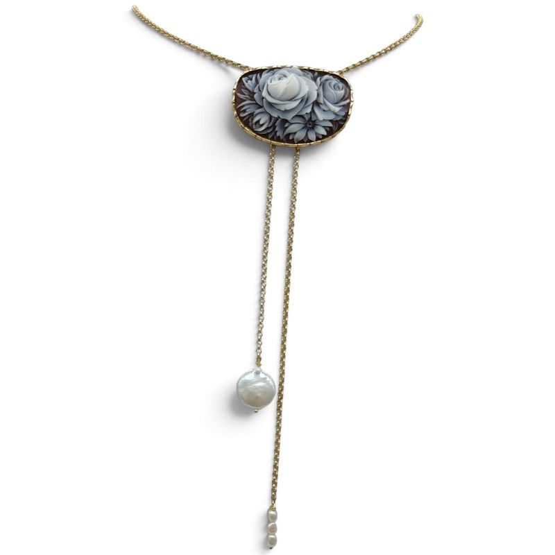 Collana in argento 925 placcata in oro con cameo sardonico e perle di fiume e scaramazze Collana in argento 925 placcata in oro con cameo sardonico e perle di fiume e scaramazze