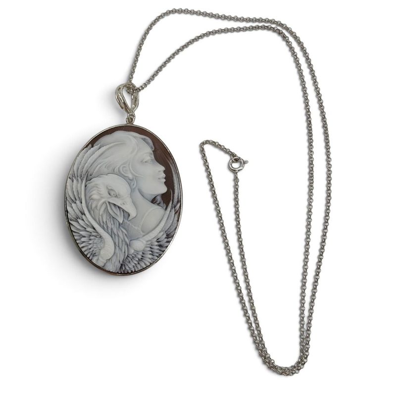 Collana in Argento Rodiato 925 con Cameo Sardonico Raffigurante un'Aquila Collana in Argento Rodiato 925 con Cameo Sardonico Raffigurante un'Aquila