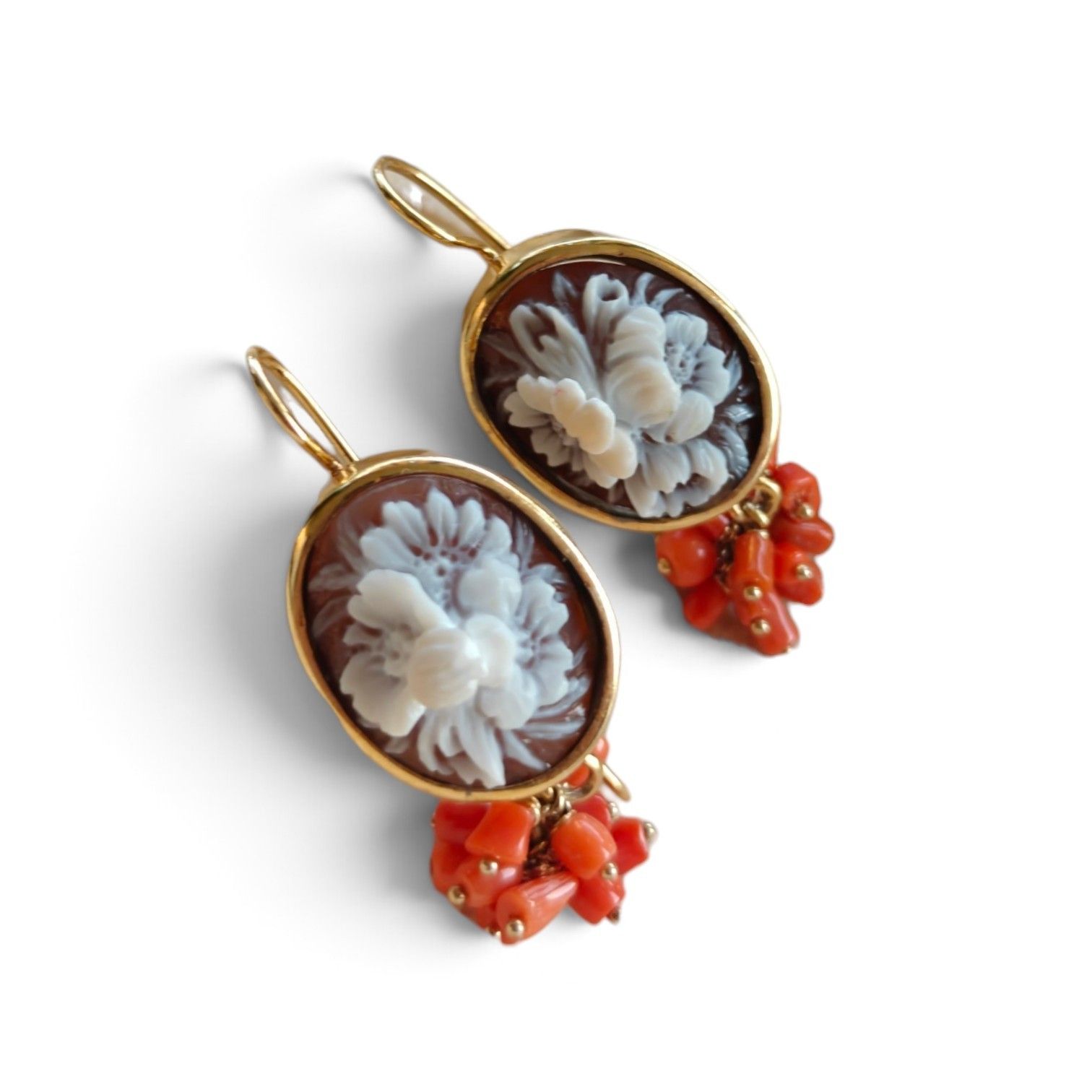Orecchini alla Pompeana in Argento 925 Placcato Oro con Charms di Corallo Rosso