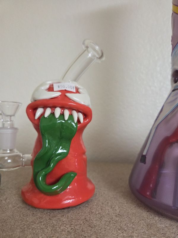 Monster with Tongue Water Pipe 7"