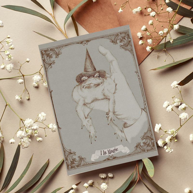 Magic Toad - Postkarte mit lustigem Tarotmotiv und braunem Kraftpapierumschlag