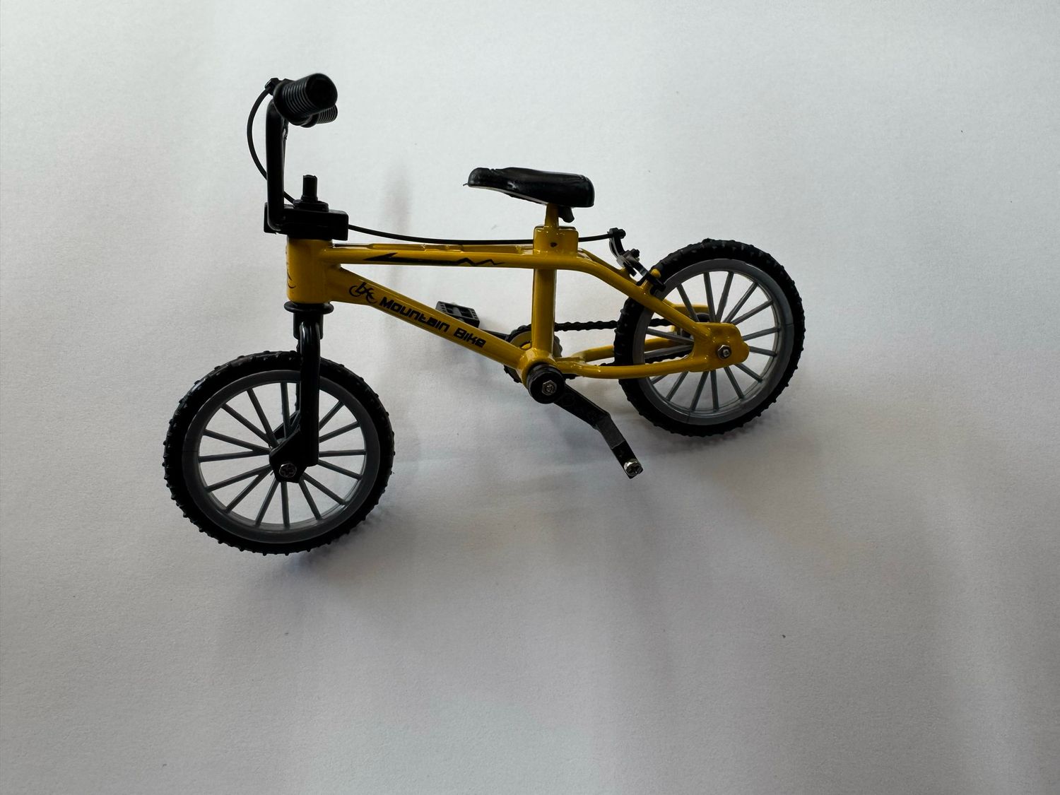 Dixieland R/C Finger Bike Scale Accessory 11x8cm (Yellow)