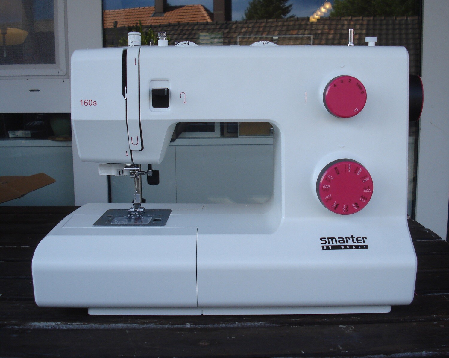 Nähmaschine smarter by PFAFF 160s, neu, mit Gratis-Versand und 2 Jahren Garantie. Aktionspreis.
