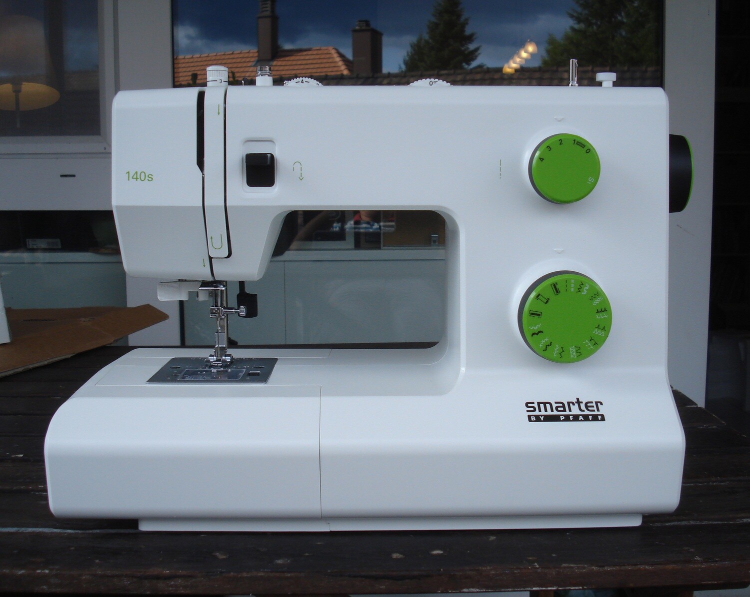 Nähmaschine smarter by PFAFF 140s, neu, mit Gratis Versand, 2 Jahren Garantie. Aktionspreis.