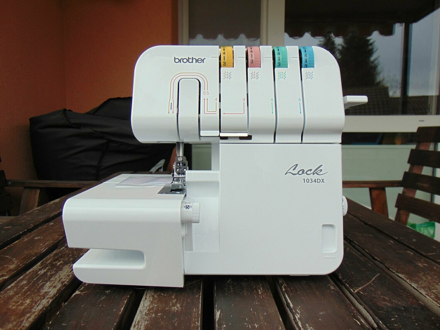 Overlock Nähmaschine Brother 1034 DX, neu mit Gratis-Versand, 3 Jahre Garantie, Aktions-Preis.