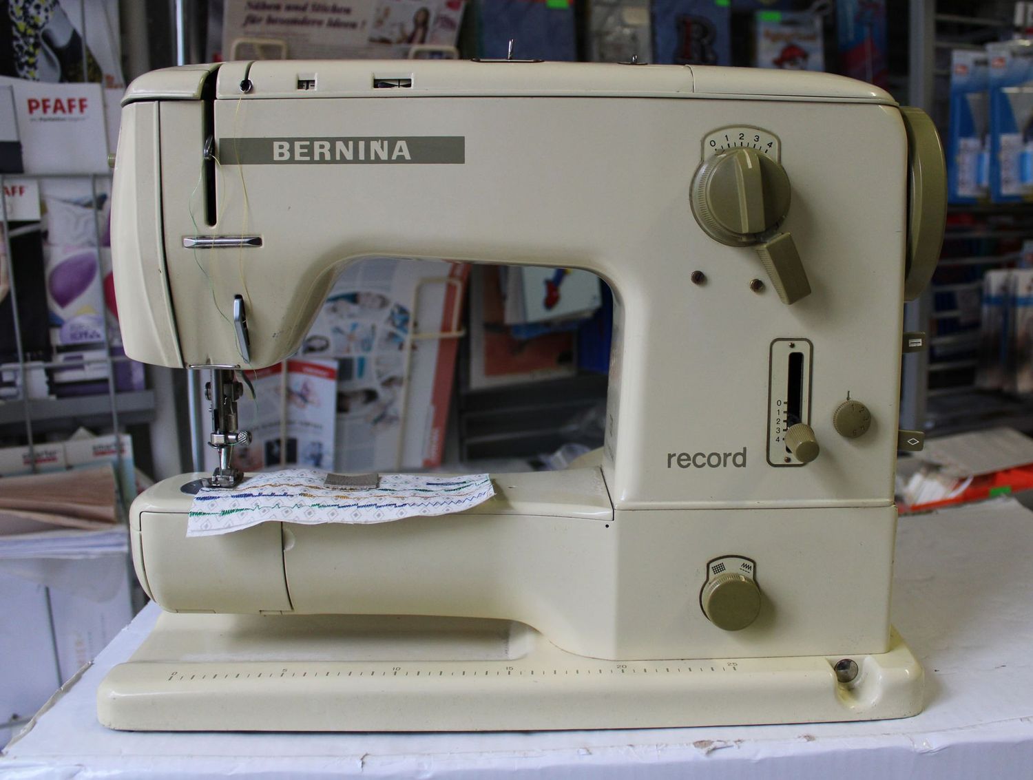 Nähmaschine Bernina record 730, ab Service, 22 Stichprogramme, 6 Monate Garantie, Gratis-Versand.