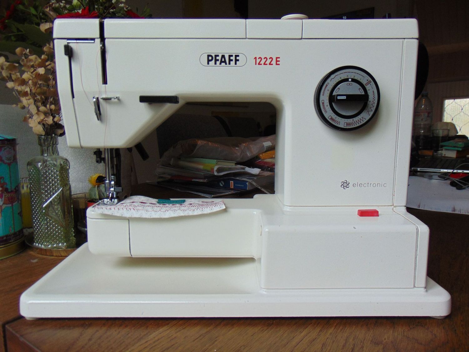 Nähmaschine PFAFF 1222E electronic, mit IDT, ab Service, 6 Monate Garantie, Gratis-Versand.
