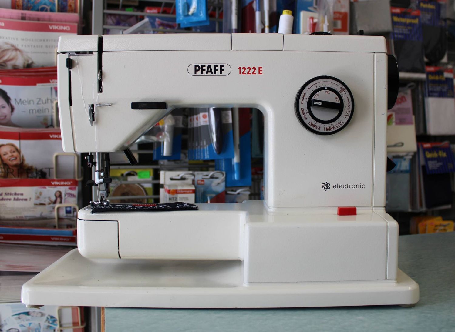 Nähmaschine PFAFF 1222E electronic, mit IDT, ab Service, 6 Monate Garantie, Gratis-Versand. Nähmaschine PFAFF 1222E electronic, mit IDT, ab Service, 6 Monate Garantie, Gratis-Versand.