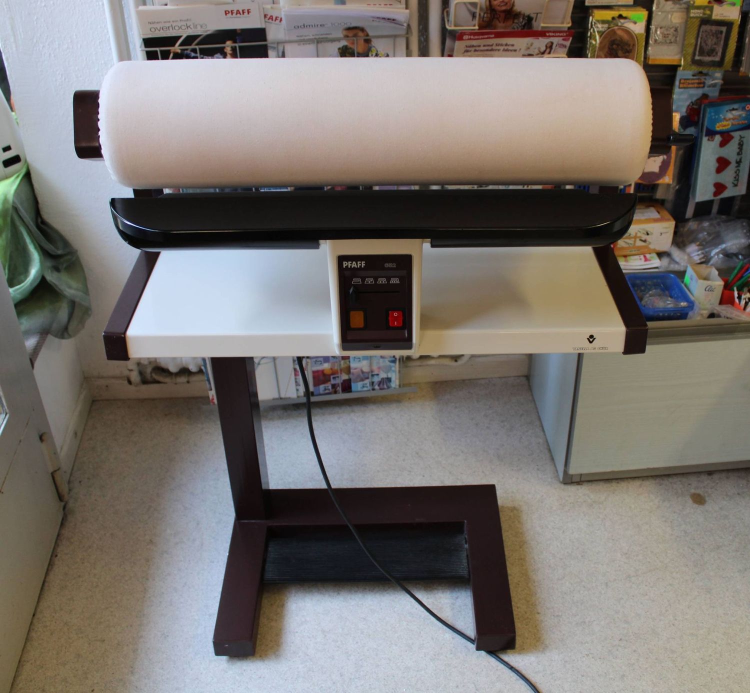 PFAFF Bügelmaschine, Modell 652, ab Service. PFAFF Bügelmaschine, Modell 652, ab Service.