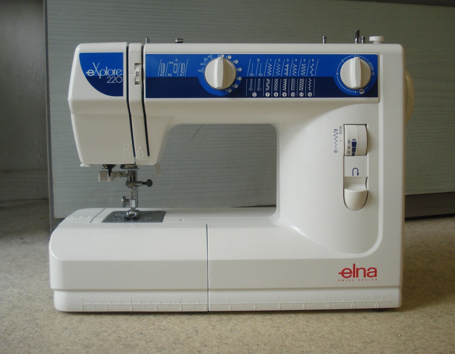 Nähmaschine Elna explore 220, neu, mit Gratis-Versand. Mit 5 Jahren Garantie. Aktions-Preis.