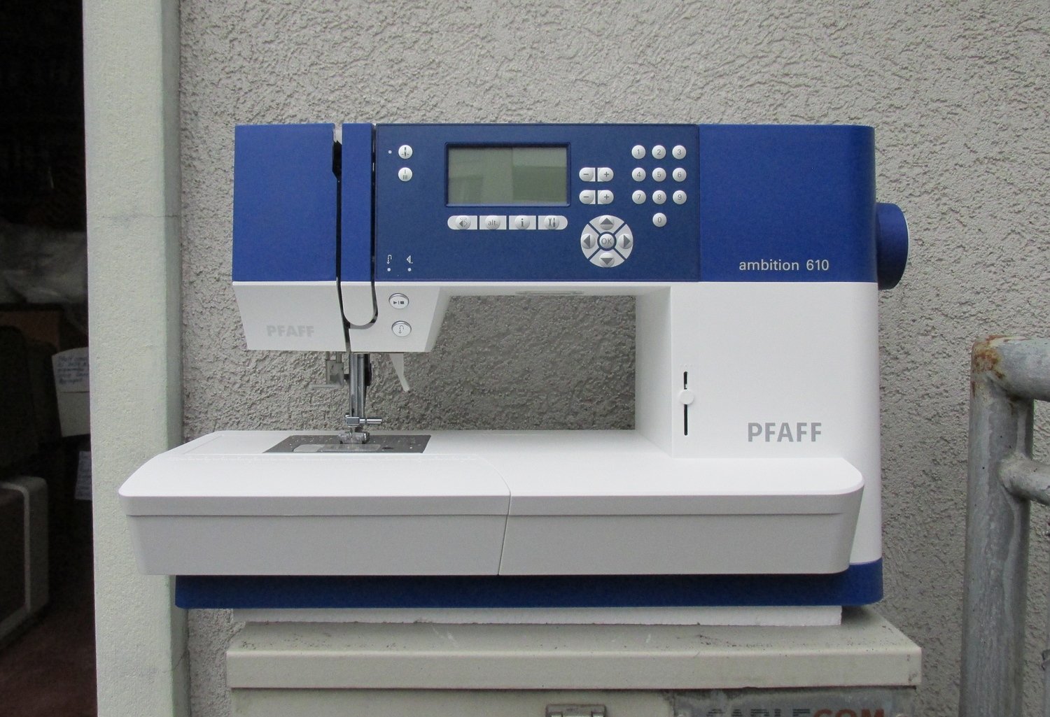 Nähmaschine PFAFF ambition 610, fabrikneu, Aktionspreis. Mit Gratis Versand und 5 Jahren Garantie. Nähmaschine PFAFF ambition 610, fabrikneu, Aktionspreis. Mit Gratis Versand und 5 Jahren Garantie.