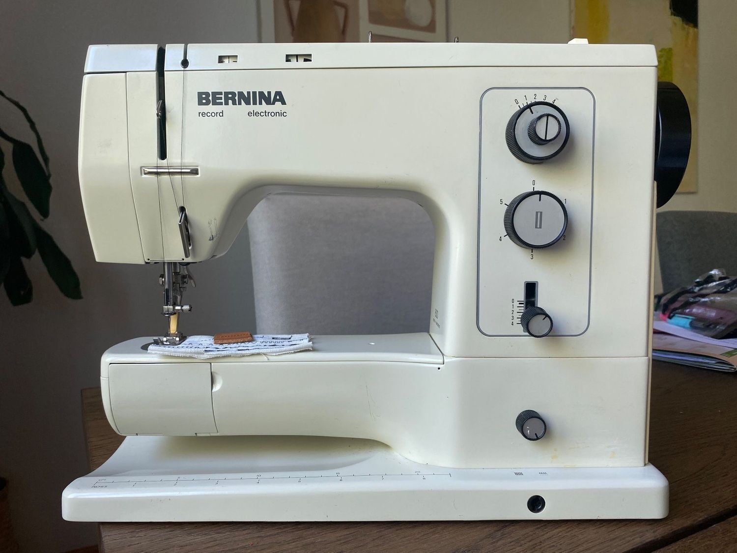Nähmaschine Bernina record 830, ab Service, 22 Stichprogramme, Gratis-Versand, 6 Monate Garantie. Nähmaschine Bernina record 830, ab Service, 22 Stichprogramme, Gratis-Versand, 6 Monate Garantie.