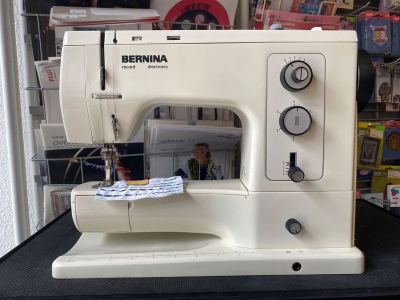 Nähmaschine Bernina record 830, ab Service, 22 Stichprogramme, Gratis-Versand, 6 Monate Garantie.