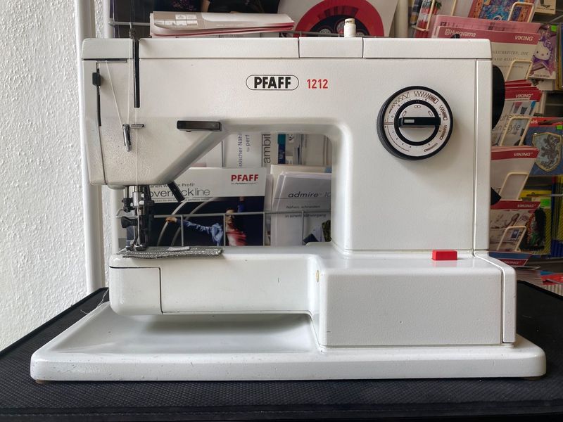 Nähmaschine PFAFF 1212, mit IDT, ab Service, mit 6 Monaten Garantie und Gratis-Versand.
