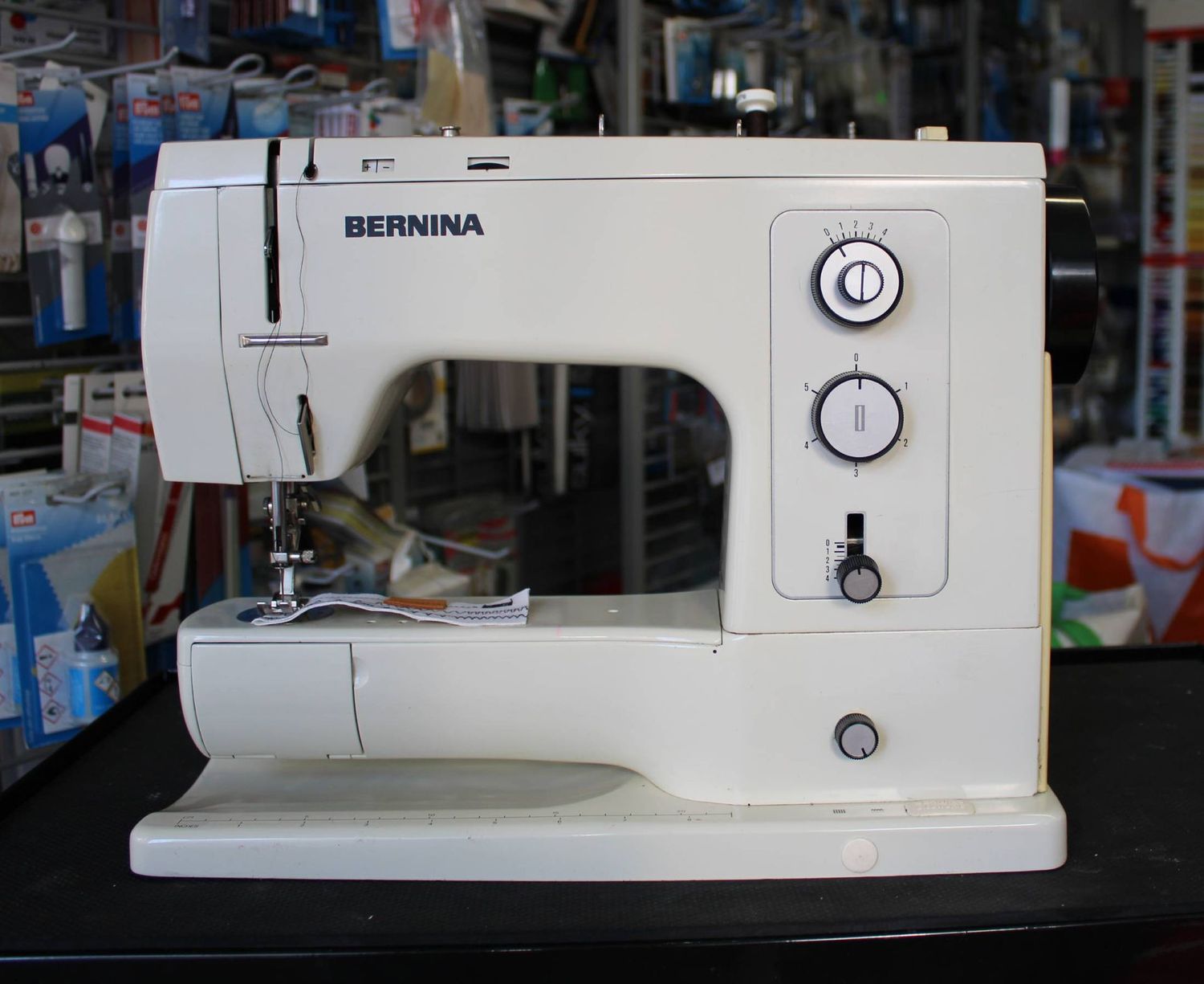 Nähmaschine Bernina 831, mit 7 Stichprogrammen, ab Service, Gratis-Versand, 6 Monate Garantie.
