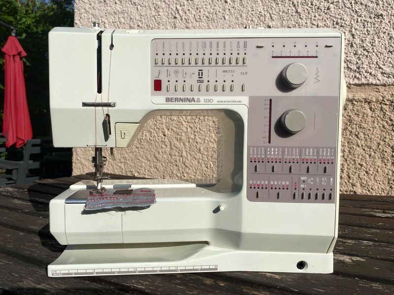 Nähmaschine Bernina 1230, mit vielen Stichprogrammen, Gratis-Versand, 6 Monate Garantie.