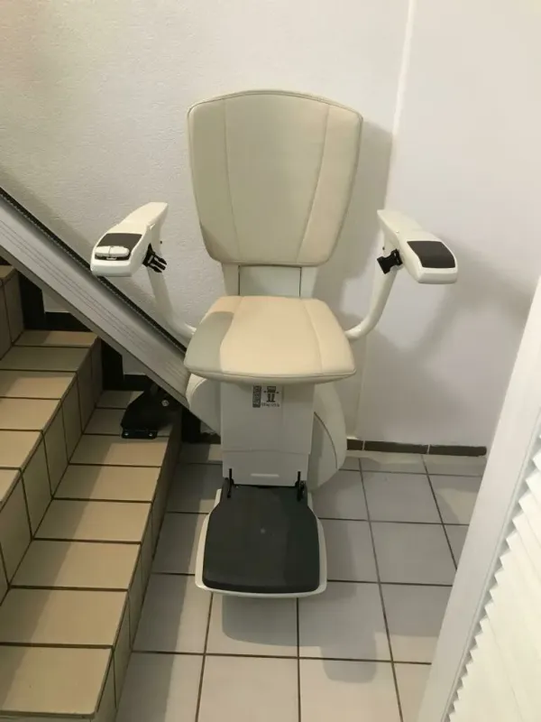 Treppenlift gebraucht (für gerade Treppen)