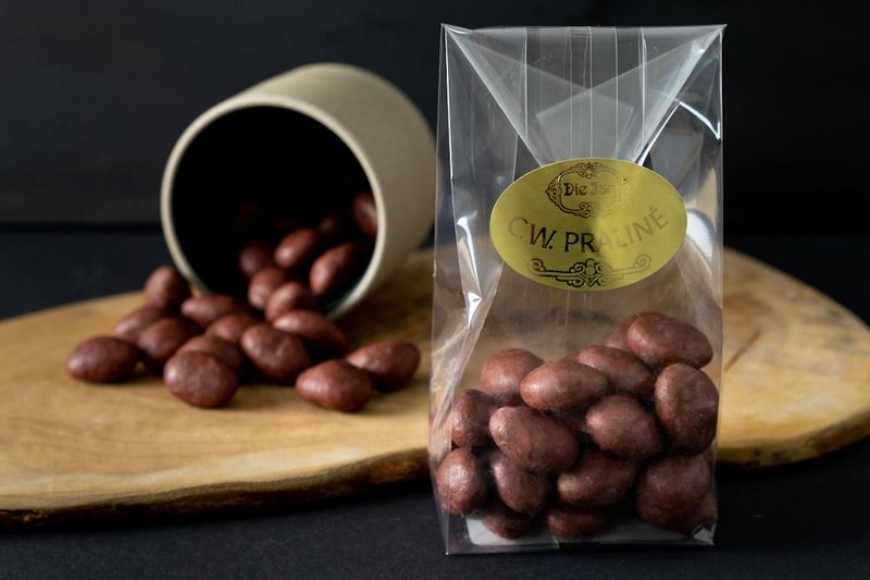 Kakaobohnen-Pralinen aus Edelbitterschokolade – Chocolaterie Die Ise Hamburg