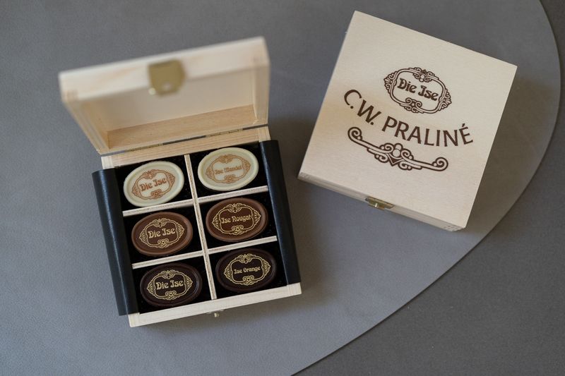 Pralinen in der Holzschatulle – 11 Varianten, 6 bis 24 Stück – Chocolaterie Die Ise Hamburg
