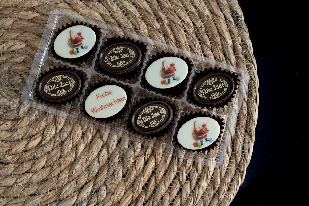 Pralinen „Frohe Weihnachten“ ohne Alkohol – 8 Stück – Chocolaterie Die Ise Hamburg
