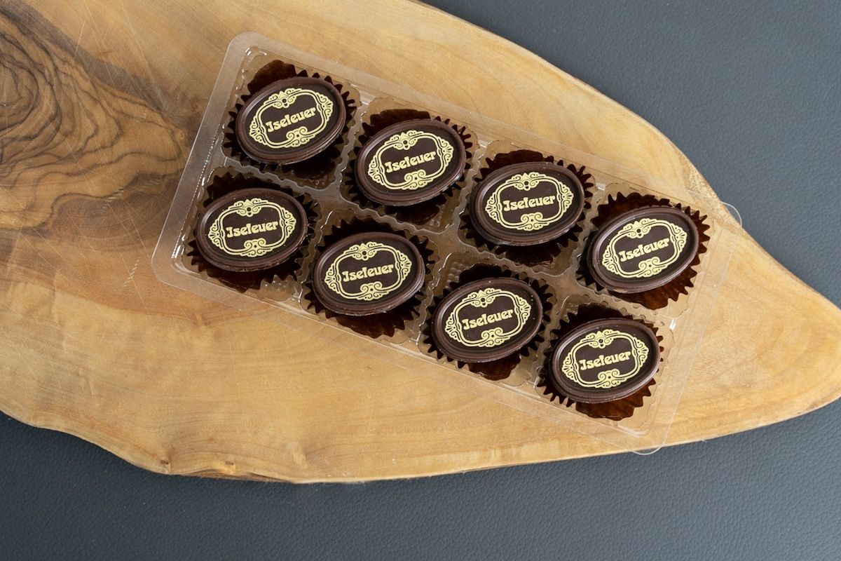Isefeuer – Zartbitter-Trüffel mit Calvados &amp; Chili, 8 Stück – Chocolaterie Die Ise Hamburg