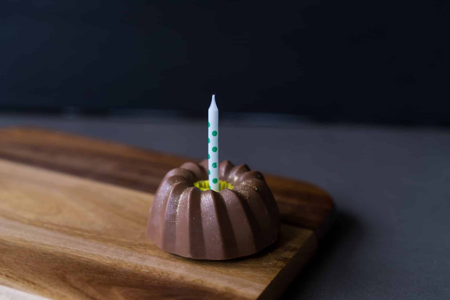 Schokokuchen mit Kerze aus Vollmilchschokolade – Chocolaterie Die Ise Hamburg