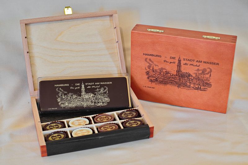 Holzschatulle „Guter alter Michel“ – 8 Pralinen &amp; Schokoladentafel – Chocolaterie Die Ise Hamburg