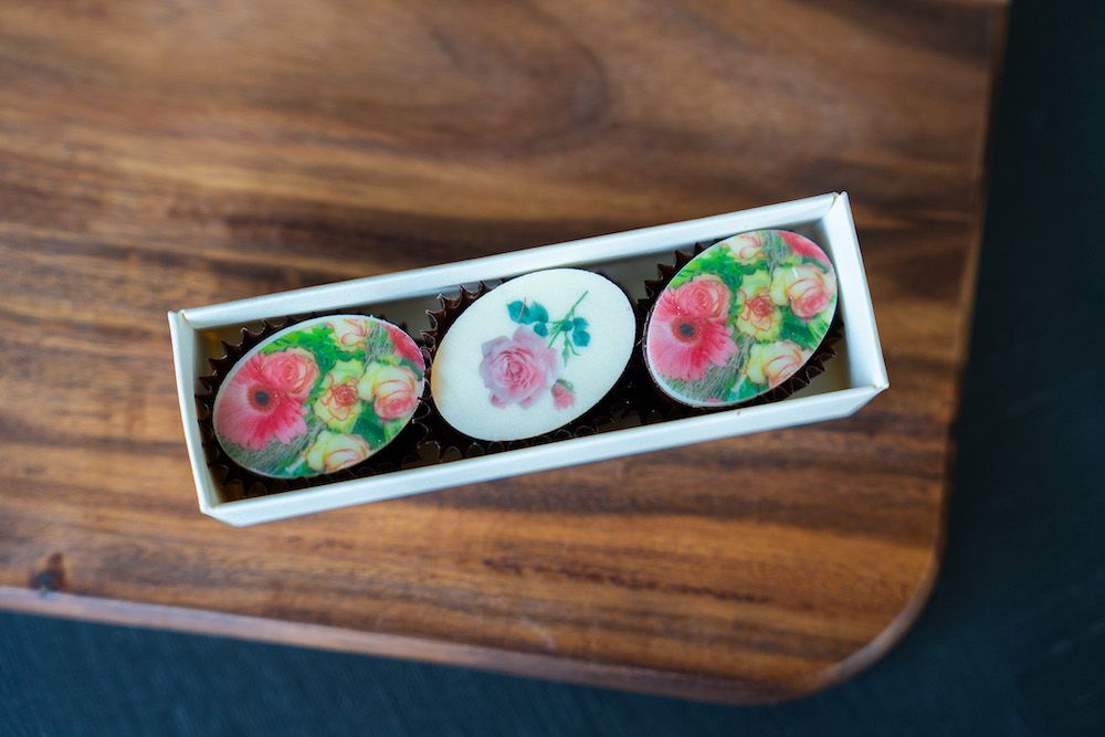 Pralinen mit Blumenmuster ohne Alkohol – 3er-Set – Chocolaterie Die Ise Hamburg