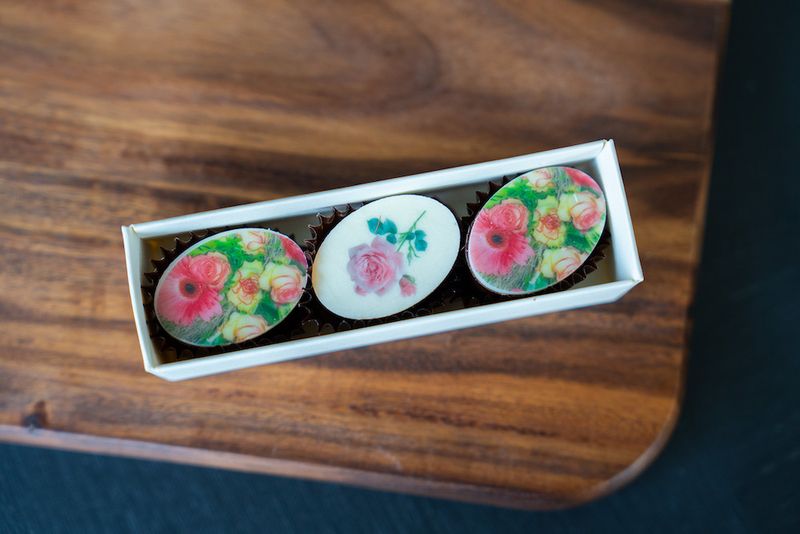 Pralinen mit Blumenmuster ohne Alkohol – 3er-Set Pralinen mit Blumenmuster ohne Alkohol – 3er-Set – Chocolaterie Die Ise Hamburg