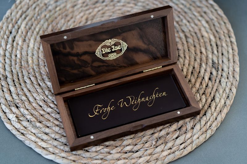Edelbitter-Schokolade im Holzetui Weihnachten – „Frohe Weihnachten“ – Chocolaterie Die Ise Hamburg