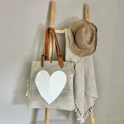 CANVAS BUCKLE BAG WITH A WHITE HEART
