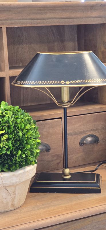 ACANTHUS BLACK AND GOLD METAL LAMP