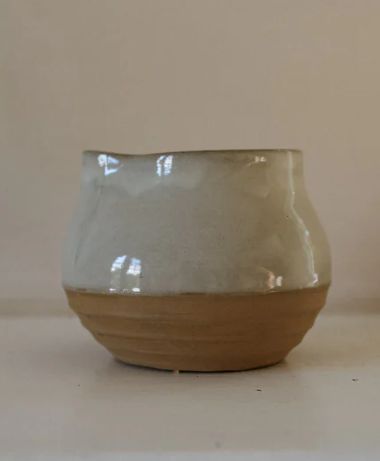 STONEWARE ROUNDED JUG IN MILK WHITE