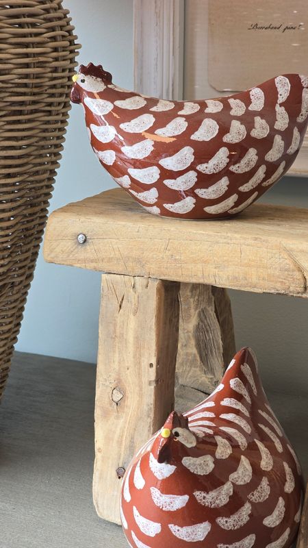 MEDIUM RED AND WHITE CHICKEN