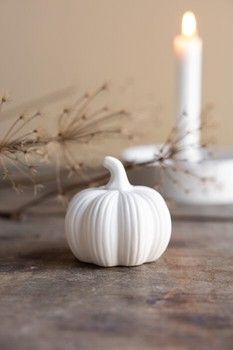 ROUND MATT WHITE CERAMIC PUMPKIN